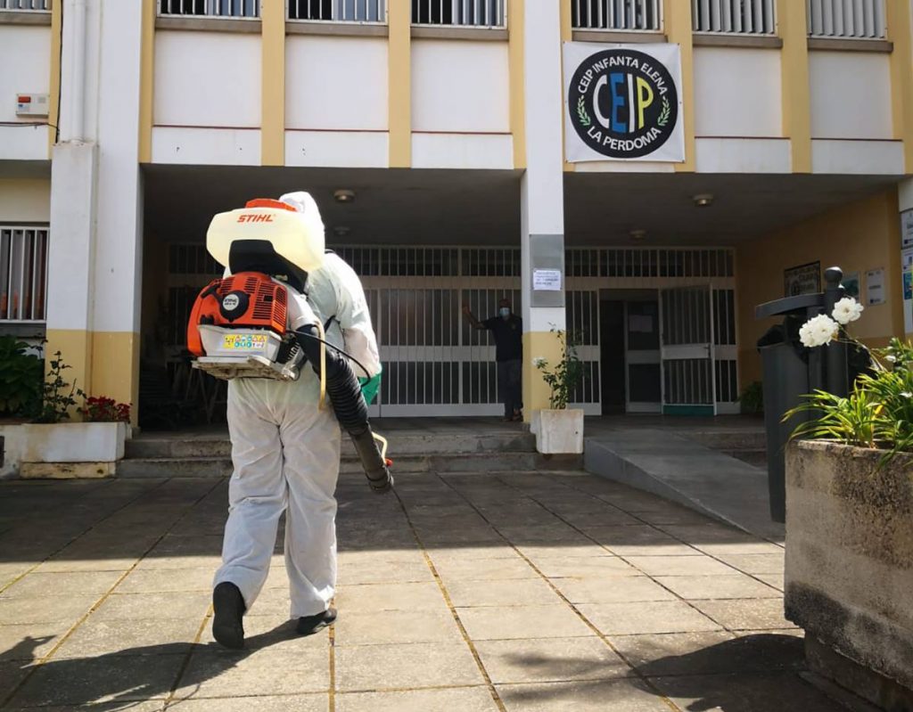 Igual que en todos los centros del Norte, en el CEIP La Perdoma se desarrollaron labores de desinfección. DA