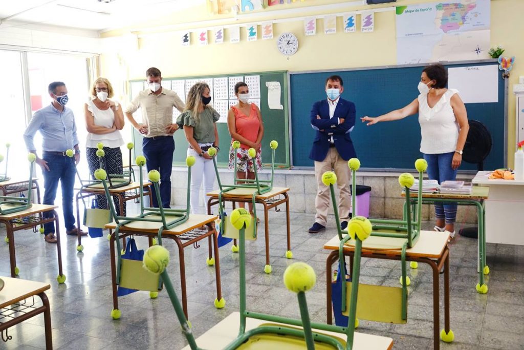 El alcalde santacrucero y varios concejales visitaron ayer el CEIP Gesta 25 de julio, en el distrito Salud-La Salle. DA