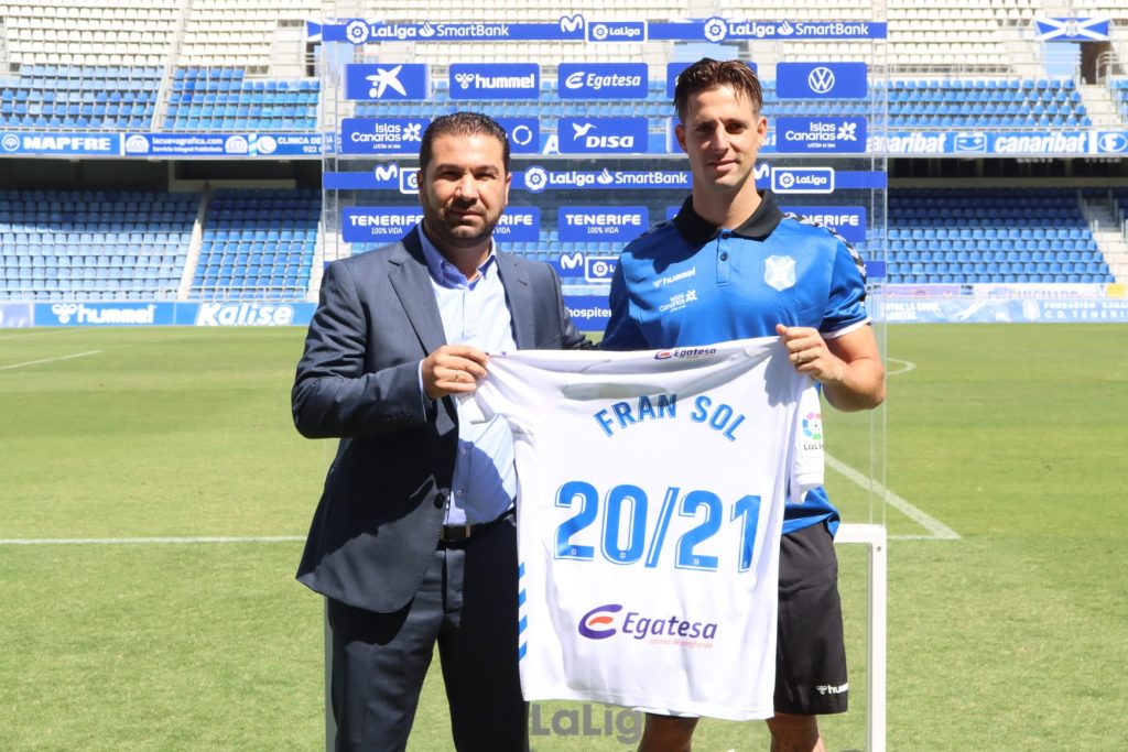 Fran Sol con el director deportivo del CD Tenerife, Juan Carlos Cordero./CD Tenerife