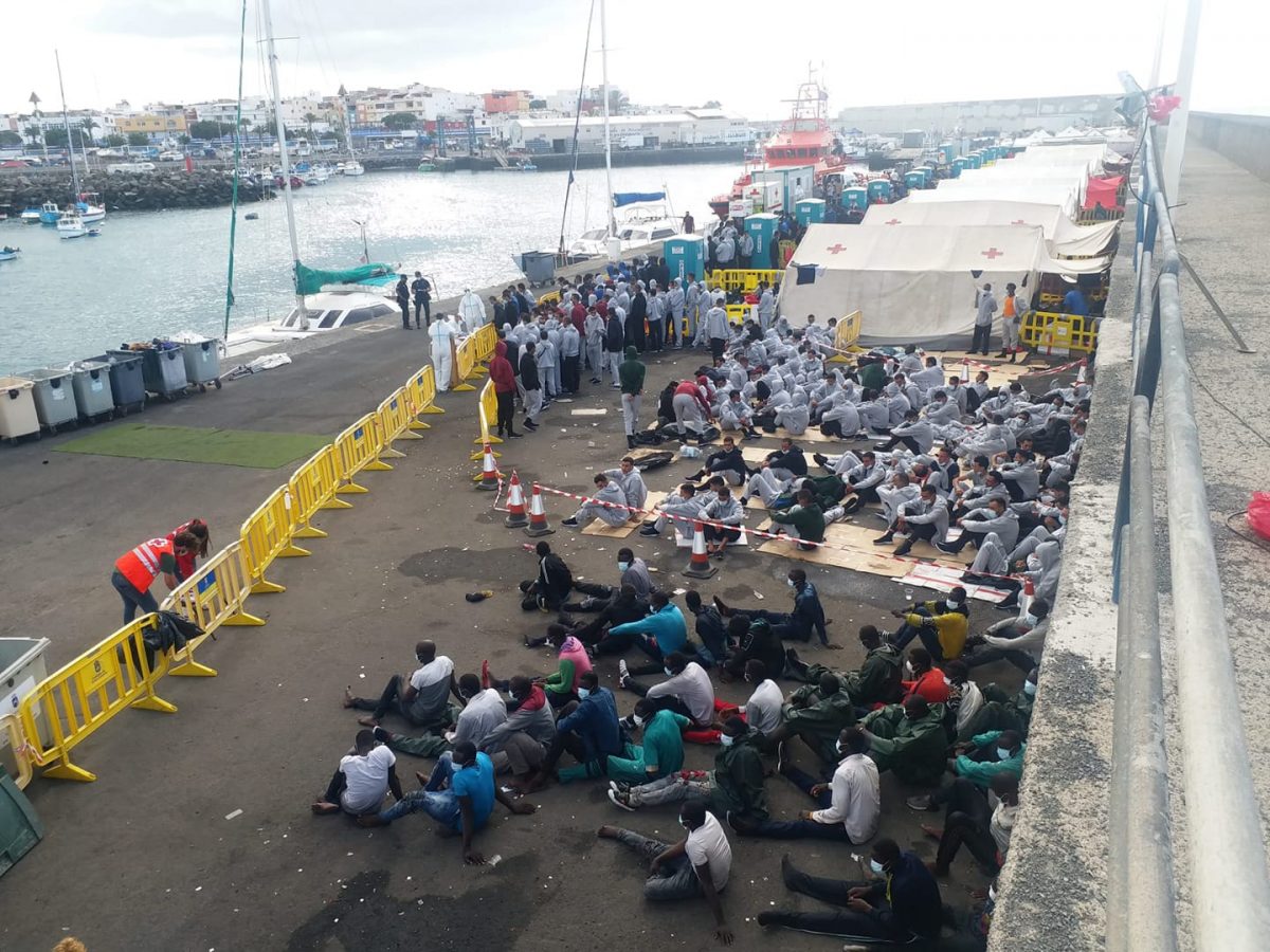 Inmigrantes hacinados en el muelle de Arguineguín