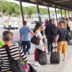 Turistas aeropuerto Tenerife Sur