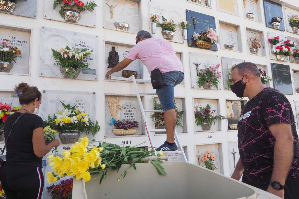 La visita de personas al cementerio de Santa Lastenia, en la capital, se ha ido escalonando a lo largo de la semana, por lo que ayer no se produjeron colas ni aglomeraciones. / SERGIO MÉNDEZ