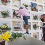 La visita de personas al cementerio de Santa Lastenia, en la capital, se ha ido escalonando a lo largo de la semana, por lo que ayer no se produjeron colas ni aglomeraciones. / SERGIO MÉNDEZ