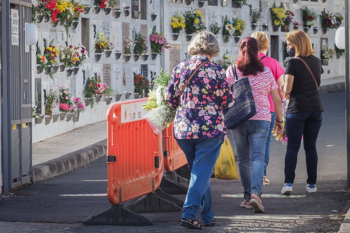 La visita de personas al cementerio de Santa Lastenia, en la capital, se ha ido escalonando a lo largo de la semana, por lo que ayer no se produjeron colas ni aglomeraciones. / SERGIO MÉNDEZ