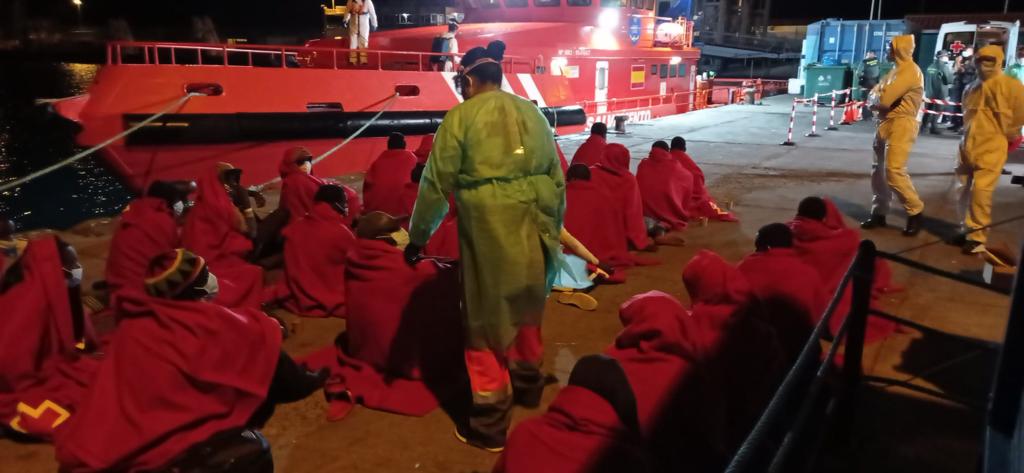 Llegada de los migrantes al Puerto de Los Cristianos. Cruz Roja