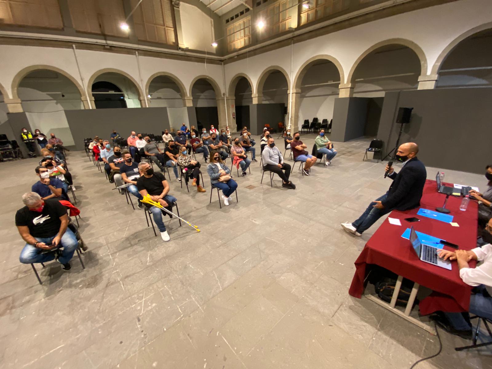 Alfonso Cabello, el martes, durante la reunión que mantuvo con los grupos del Carnaval en la Sala de Arte La Recova. DA