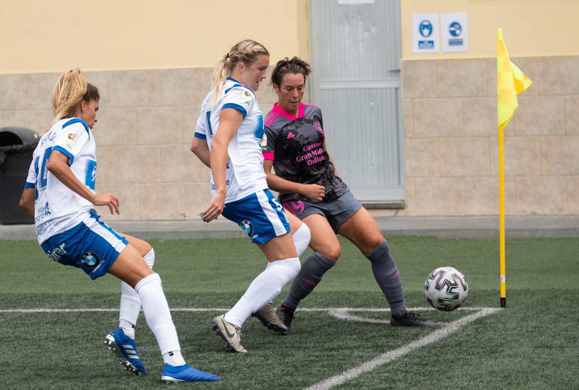 Una acción del choque jugado entre la UDG Tenerife Egatesa y Madrid CFF en La Palmera./Fran Pallero