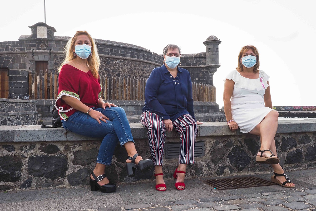 Olga María, Odalys y María del Carmen, que simbolizan la lucha, cada vez más exitosa, de miles de mujeres, posan para el diario junto al Castillo Negro de Santa Cruz. Sergio Méndez