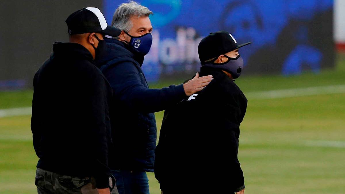 Diego Armando Maradona, ayudado por unos asistentes en el partido de Esgrima Reuters