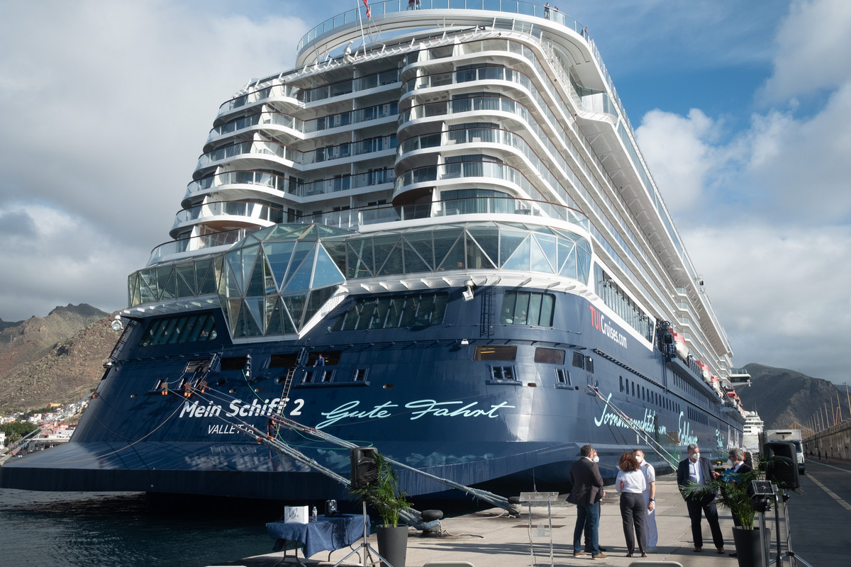 Las autoridades dieron ayer la bienvenida al Mein Schiff 2, un crucero experimental que cumple todos los controles sanitarios y da esperanzas al sector turístico. Foto: Fran Pallero