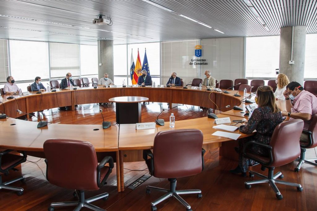 Román Rodríguez, ante el pleno del Consejo Económico y Social (CES) de Canarias. DA
