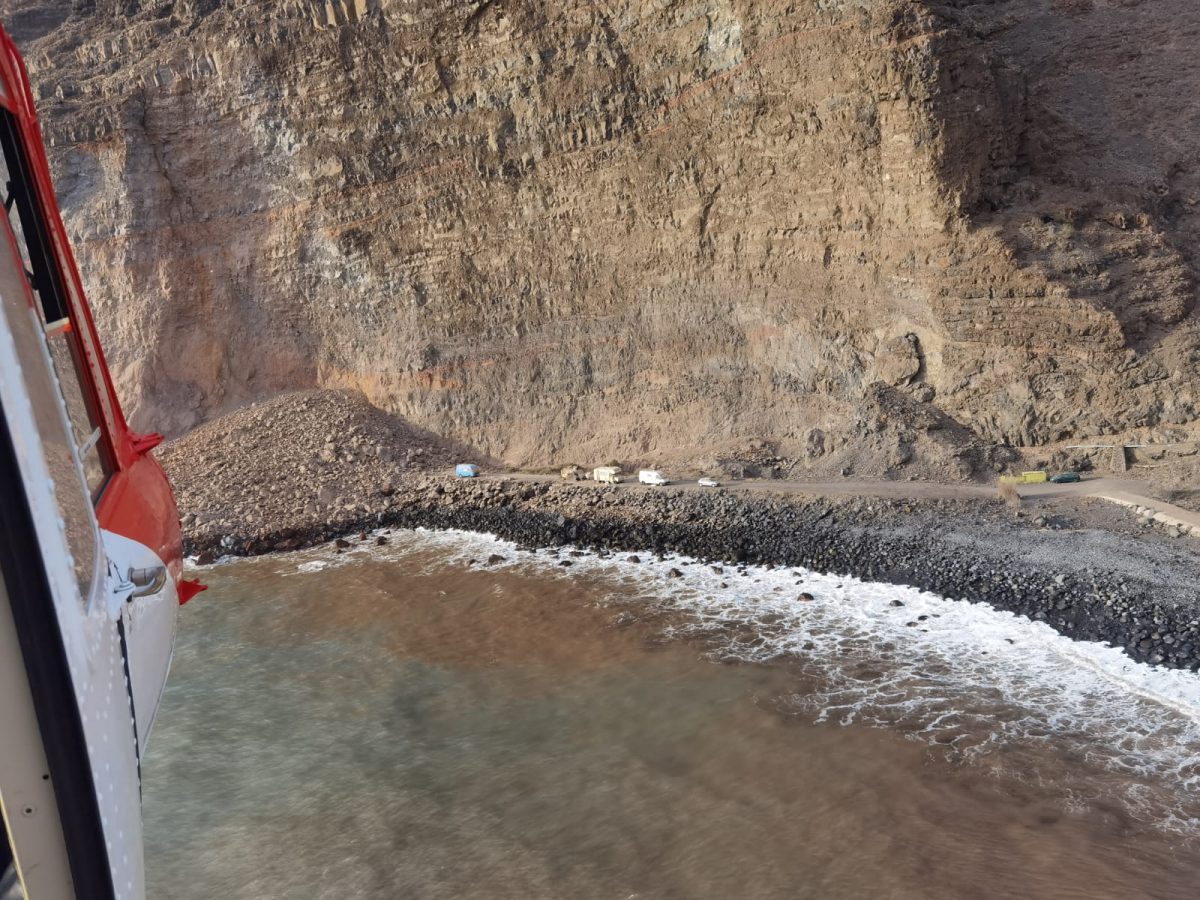 El derrumbe se produjo en la pista de tierra adyacente a la playa de Argaga.