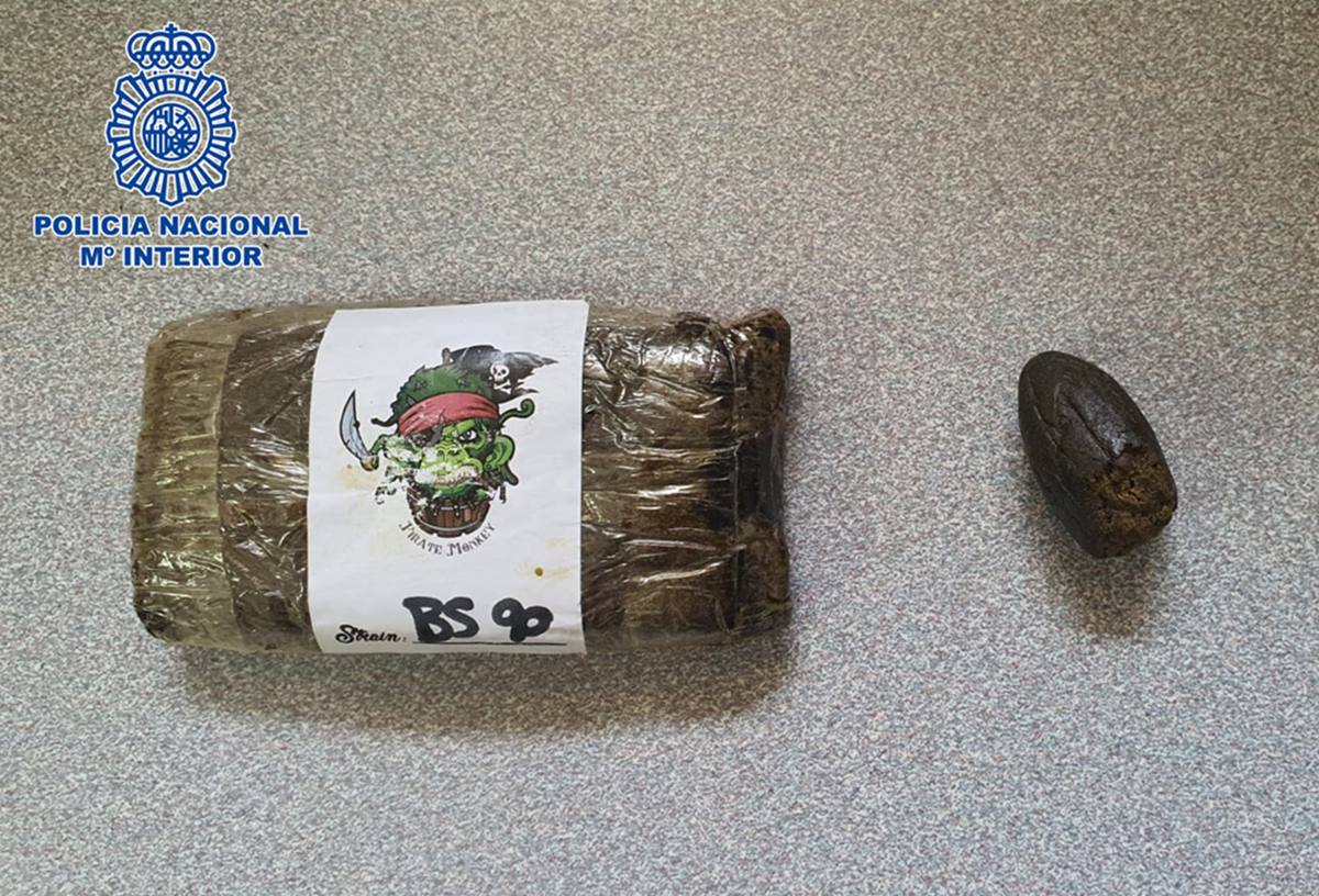 El paquete resultó ser un trozo de hachís de 50 gramos. Policía Nacional 