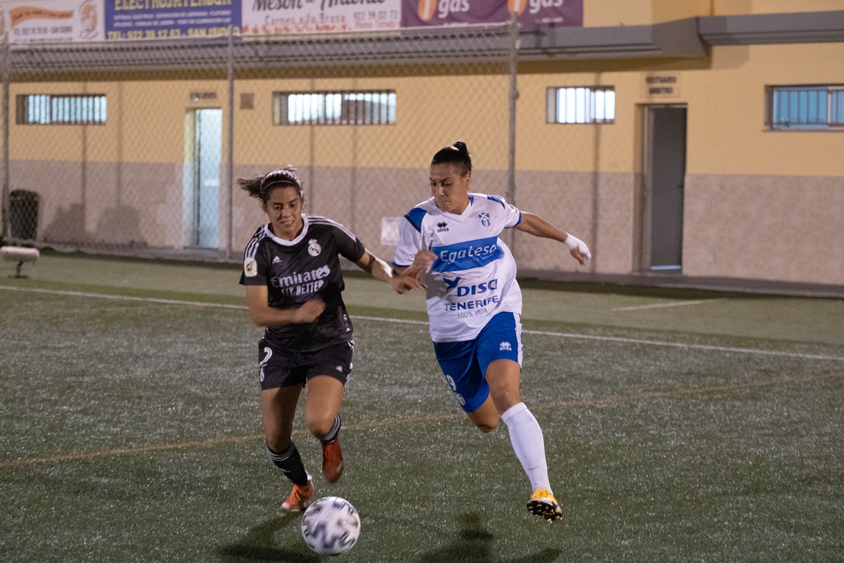 La delantera de la UDG Tenerife Egatesa, Martín Prieto, disputa el balón ante una contraria. /Fran Pallero