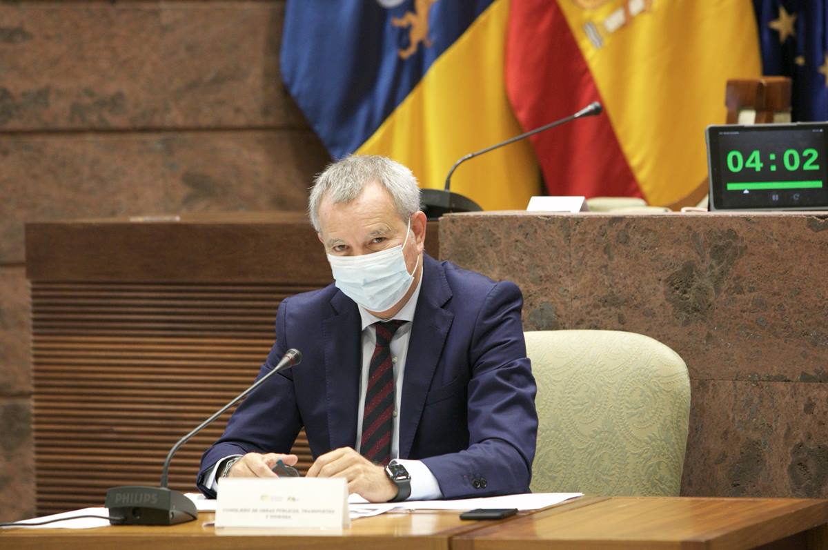 El consejero de Obras Públicas, Transportes y Vivienda, Sebastián Franquis, en la comisión parlamentaria. DA