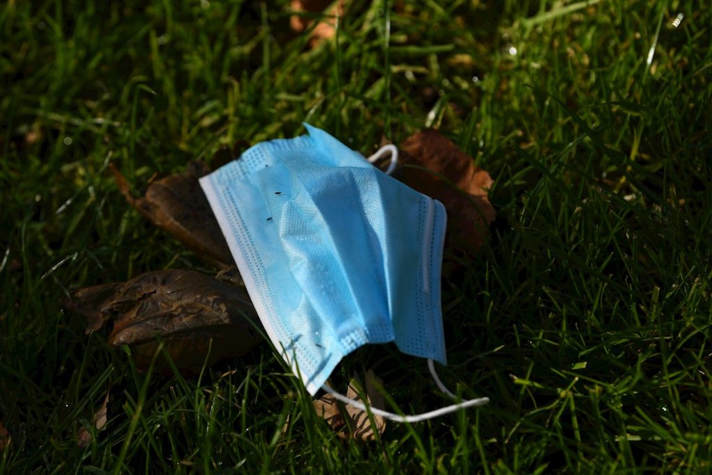 Una mascarilla desechable tarda hasta 400 años en descomponerse