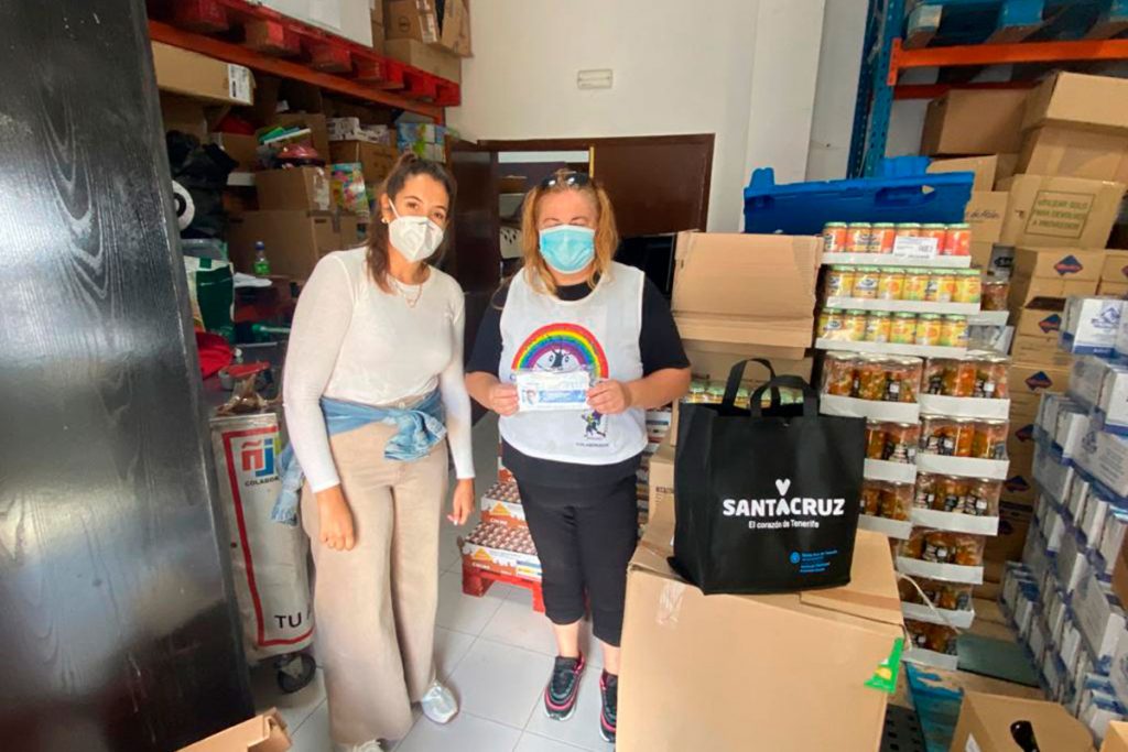 La concejala Rosario González, durante una visita a una de las ONG que colabora con el IMAS