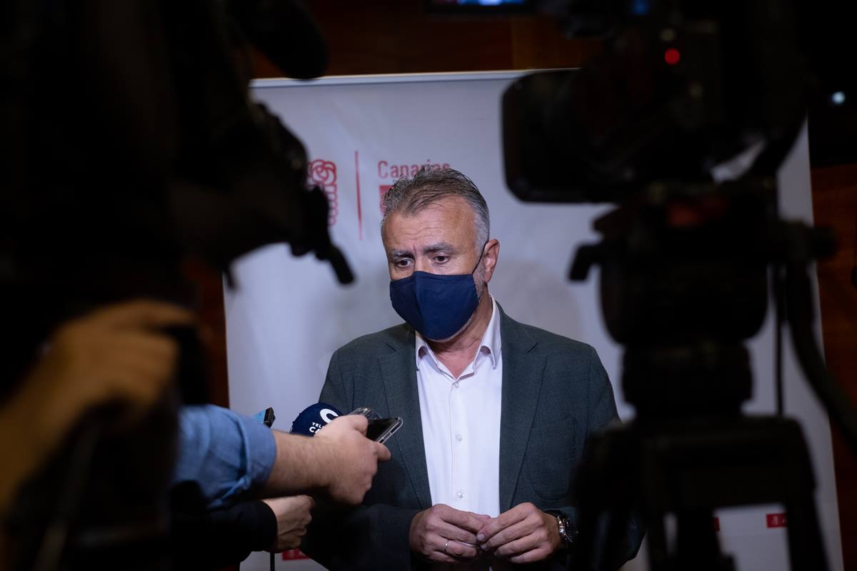 Ángel Víctor Torres atiende a los medios de comunicación, ayer, en Santa Cruz de Tenerife. Fran Pallero