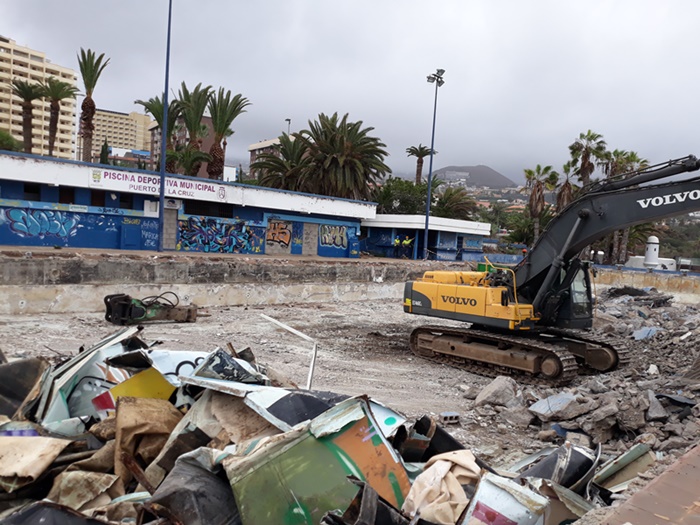 Una retroexcavadora de grandes dimensiones demolió gran parte del antiguo vaso de la piscina de 50 metros, que cambiará de ubicación. DA