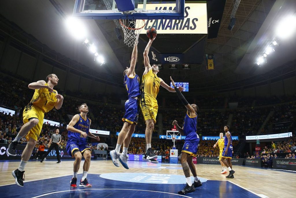 Shermadini machaca por encima de Costello en el derbi del año pasado. E. Cobos (ACB Photo)