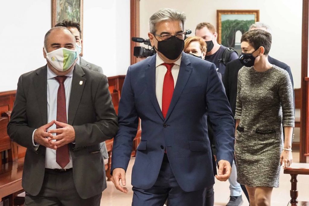 El alcalde rosariero Escolástico Gil, acompañado del resto de miembros del gobierno municipal, recibió en el consistorio al vicepresidente regional Román Rodríguez. Sergio Méndfez