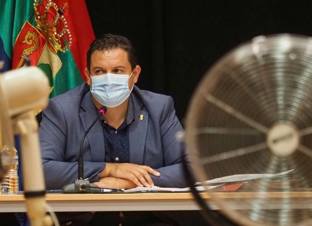 Hoy se espera un pleno muy calentito, pese a los ventiladores en el centro cultural de Cabo Blanco. S. Méndez