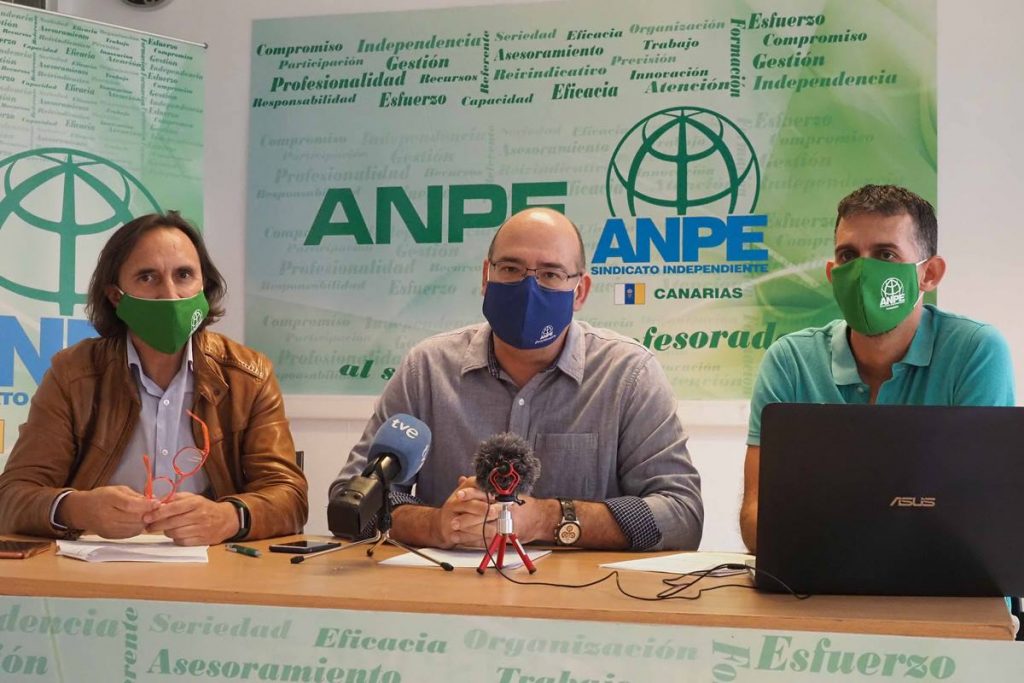El presidente de ANPE, Pedro Crespo, entre Bernardo Huerga y Domingo Rodríguez, los Defensores del Profesor de ambas provincias. Sergio Méndez