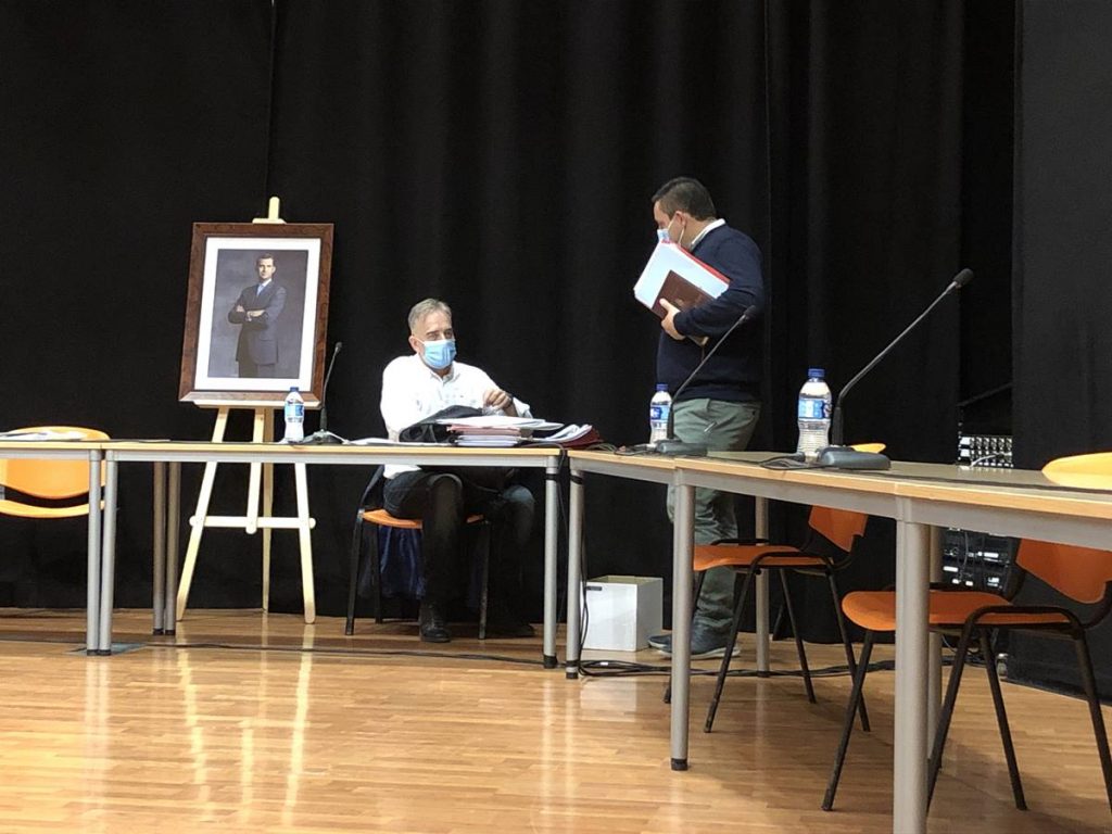 José Julián Mena (derecha), junto al secretario del Ayuntamiento minutos antes del inicio del Pleno de anoche en el Centro Cívico Cabo Blanco. J.C.M.