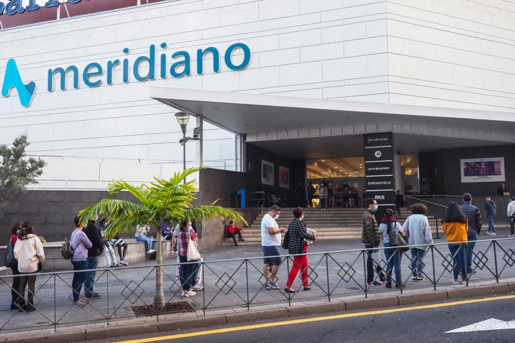 Los grandes establecimientos defienden que cumplen las medidas sanitarias y los aforos con infrarrojos y de forma manual SERGIO MÉNDEZ