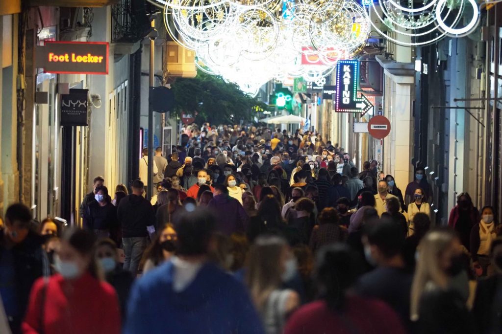 El lleno total de la calle Castillo ayer evidencia que los tinerfeños aprovecharon el puente para realizar sus compras navideñas. SERGIO MÉNDEZ