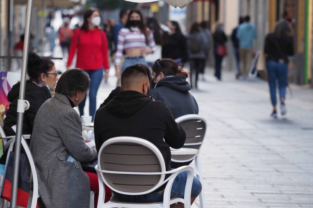 Las mesas de los bares de la capital cumplían a simple vista con las nuevas limitaciones. SERGIO MÉNDEZ.