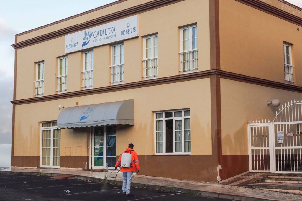 Operarios del Ayuntamiento de El Sauzal realizan la desinfección de los exteriores de la Residencia de Mayores Cataleya. Sergio Méndez