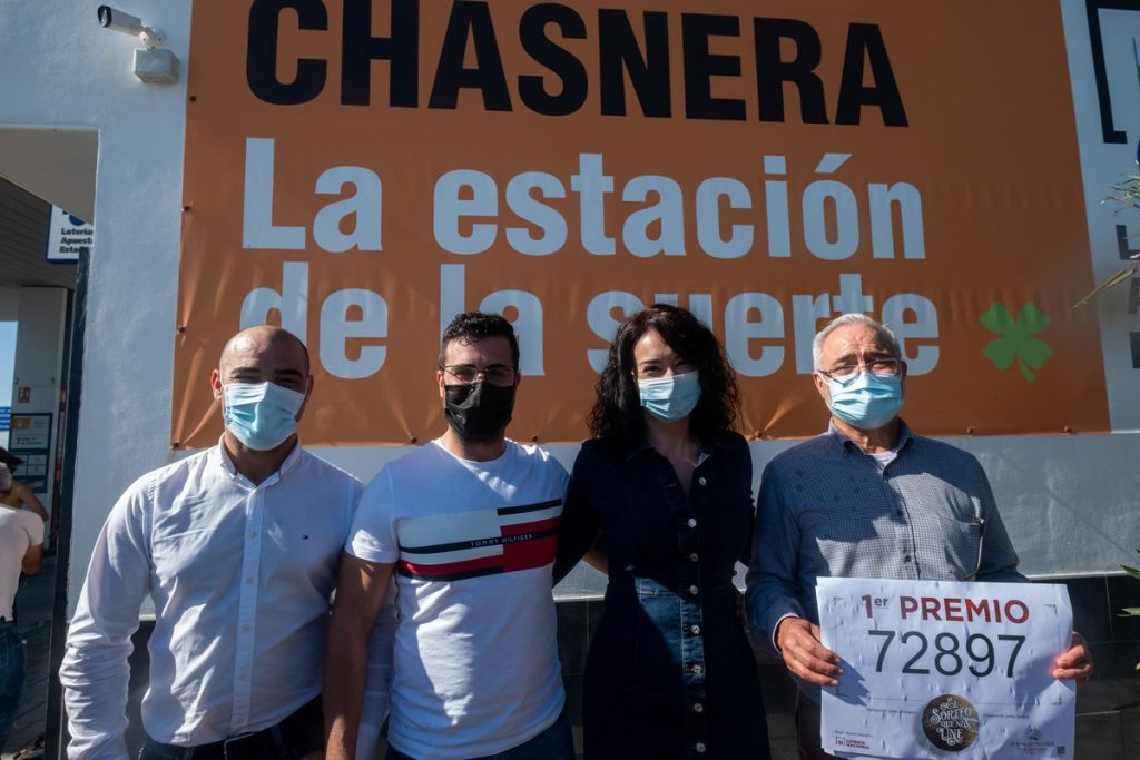 José Miguel González, con el cartel del Gordo por tercera vez, junto a sus hijos José Aaron y Miriam / FRAN PALLERO