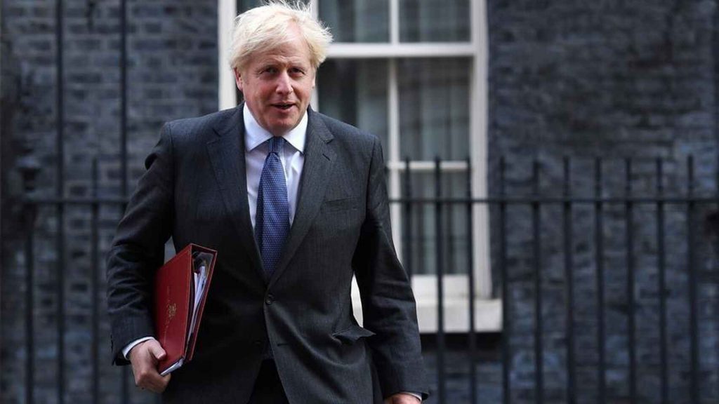 Multan a Johnson por violar las normas con las fiestas en Downing Street