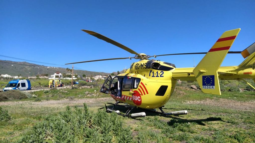 Intervención de los recursos de emergencias tras el accidente de tráfico registrado en Arona.