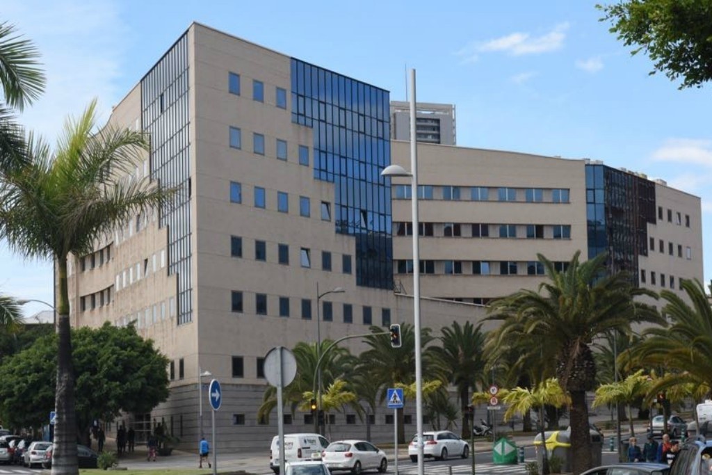 Piden 22 años de cárcel para el hombre que mató a cuchilladas a su esposa durante un viaje a Tenerife