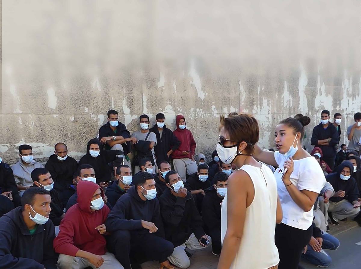 La alcaldesa del municipio grancanario de Mogán, Onalia Bueno, en el muelle de Arguineguín, junto a un grupo de inmigrantes llegados a las Islas en pateras y cayucos.