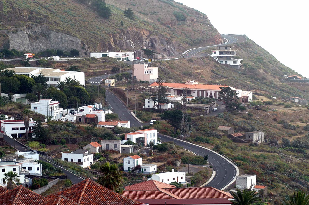 El edificio del CEIP Valverde, a la izquierda, en una vista parcial de la capital de El Hierro. | DA