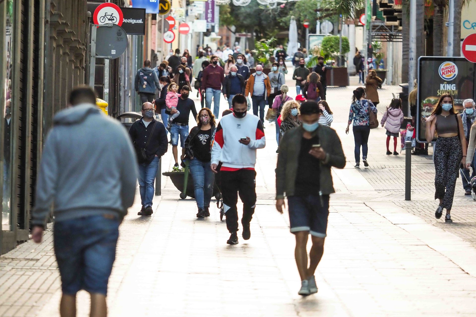 La calle del Castillo está inusualmente vacía esta segunda semana de rebajas, bien por la crisis económica, bien por la toma de conciencia de que se deben evitar las aglomeraciones. SERGIO MÉNDEZ