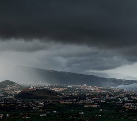 Las nubes amenazantes de la borrasca filomena sobre el cielo de el Puerto de la Cruz, una de las zonas más afectadas en las últimas horas por los efectos de la lluvia y el viento. FRAN PALLERO