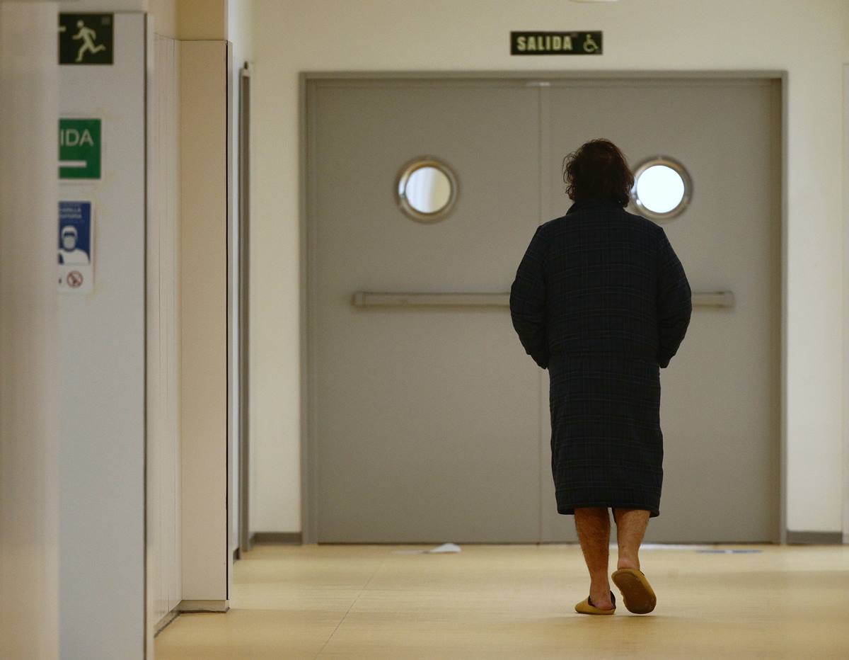 Un enfermo camina por el pasillo del Hospital de Emergencias Isabel Zendal, Madrid. EP