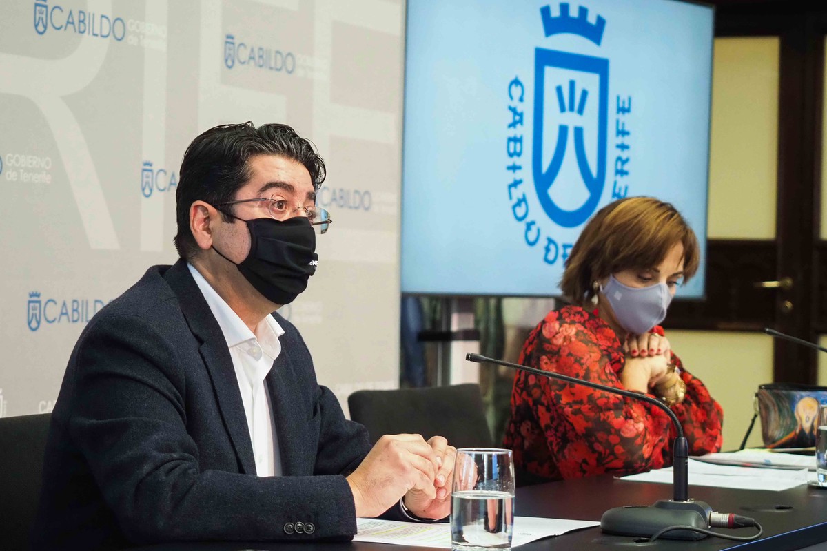 Pedro Martín, presidente del Cabildo, y Berta Pérez, consejera de Hacienda, en la rueda de prensa. Sergio Méndez