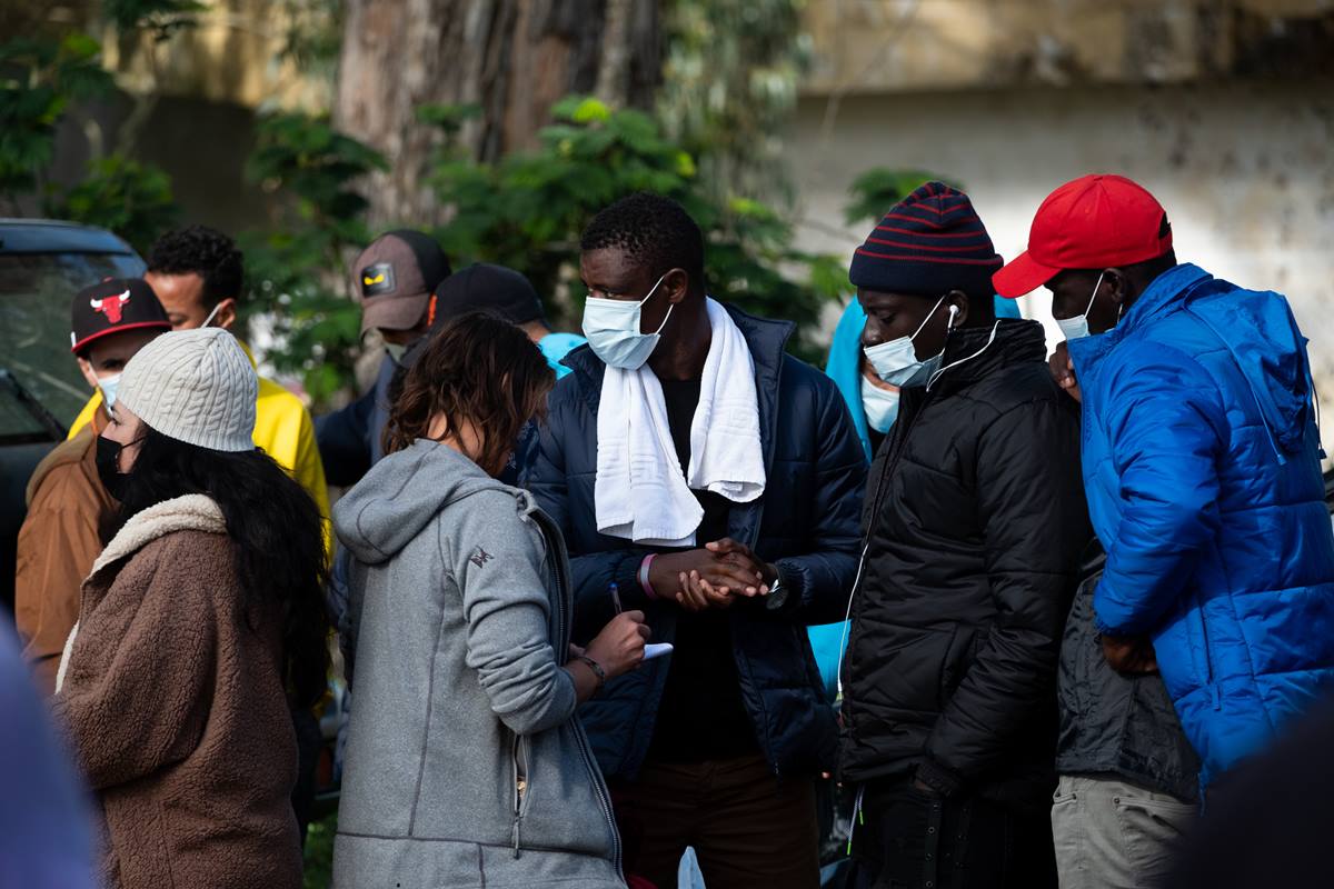 La ONG que gestiona el campamento de Las Raíces admite que la situación es “complicada” por la tensión acumulada entre los casi 600 inmigrantes acogidos. Fran Pallero