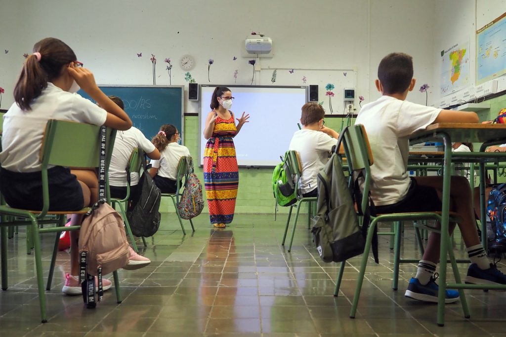Sanidad y Educación recomiendan abrir puertas y ventanas priorizando la ventilación natural en las aulas. Sergio Méndez