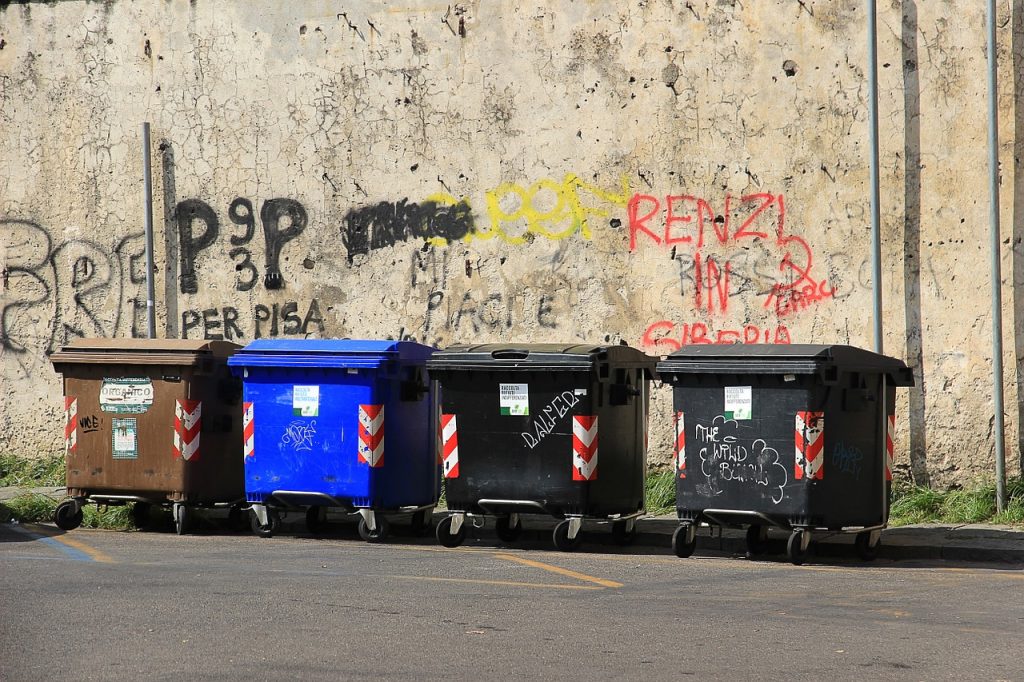 Contenedores de basura en una imagen de recurso. Pixabay