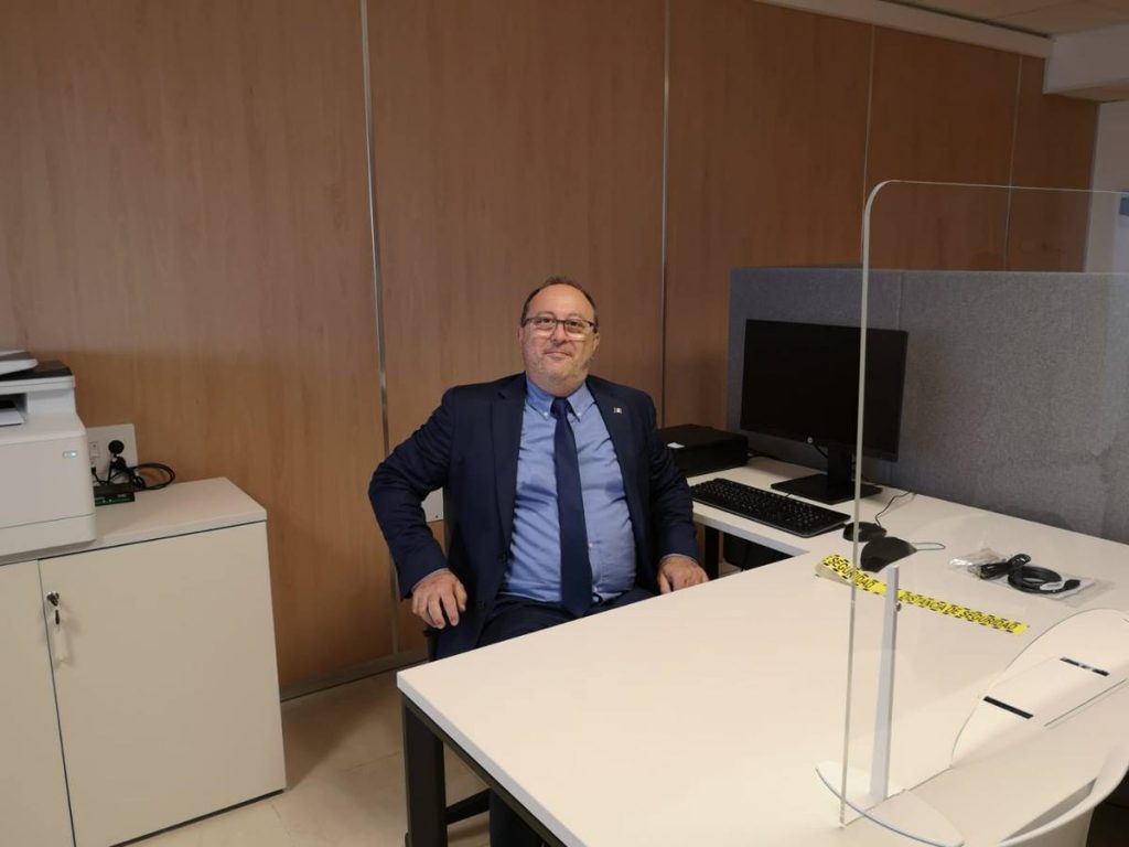 El cónsul honorario, Silvio Pelizzolo, en las nuevas dependencias. DA