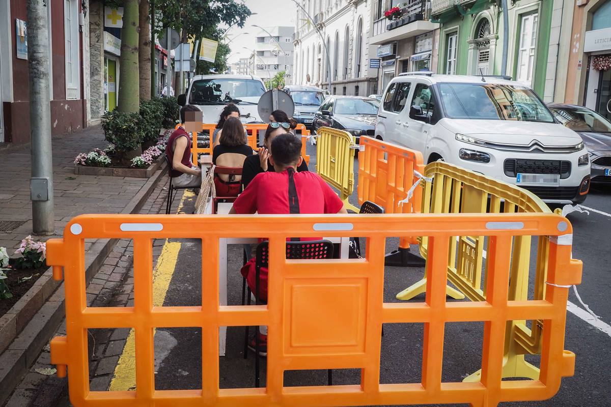 La ocupación de aparcamientos, aceras o calzadas es la imagen que están dejando los procedimientos de terrazas exprés en la ciudad, espacios que pueden                        regularizarse hasta el mes de mayo. S. M.