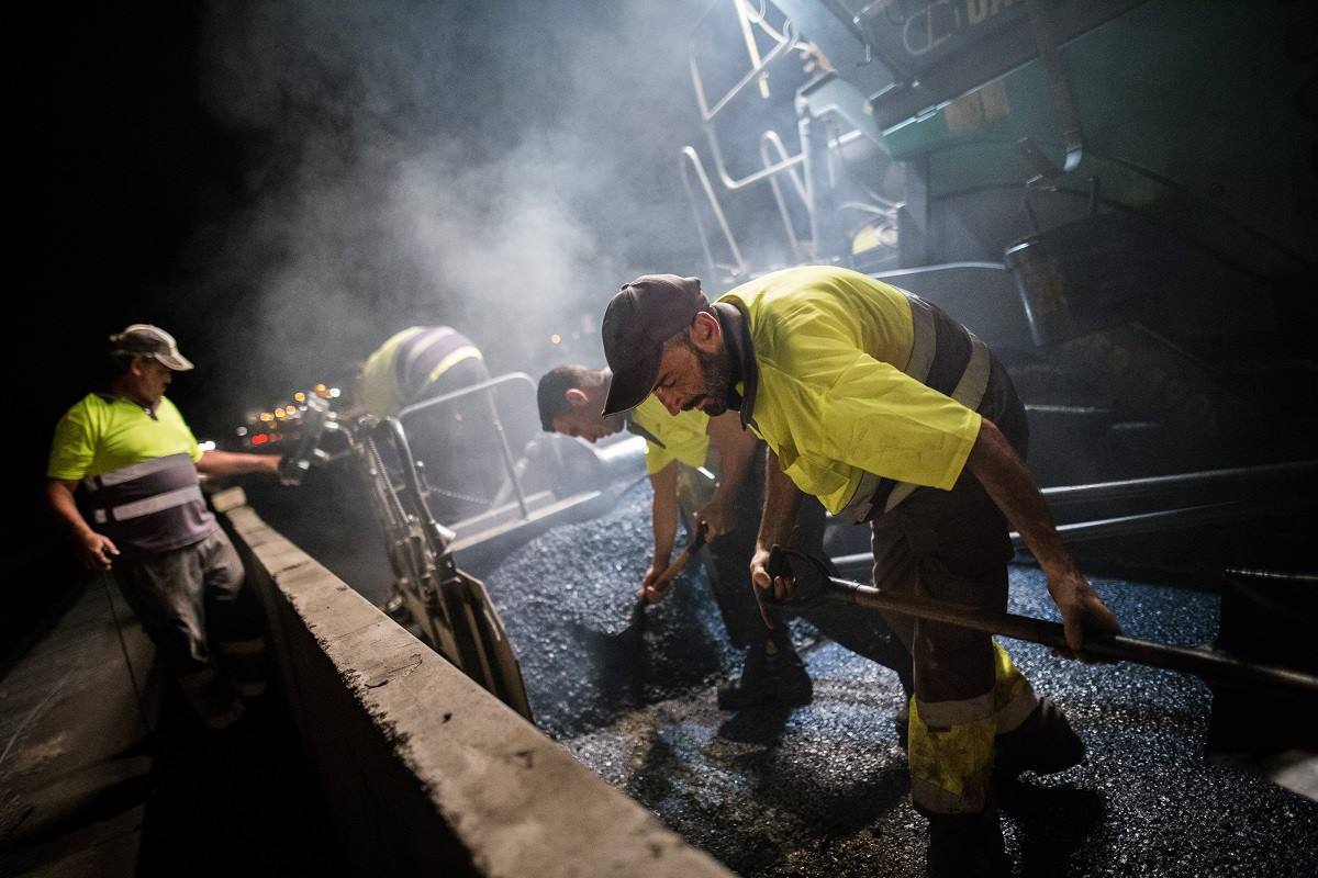 Obras de reasfaltado de la autopista del Sur en 2017. DA