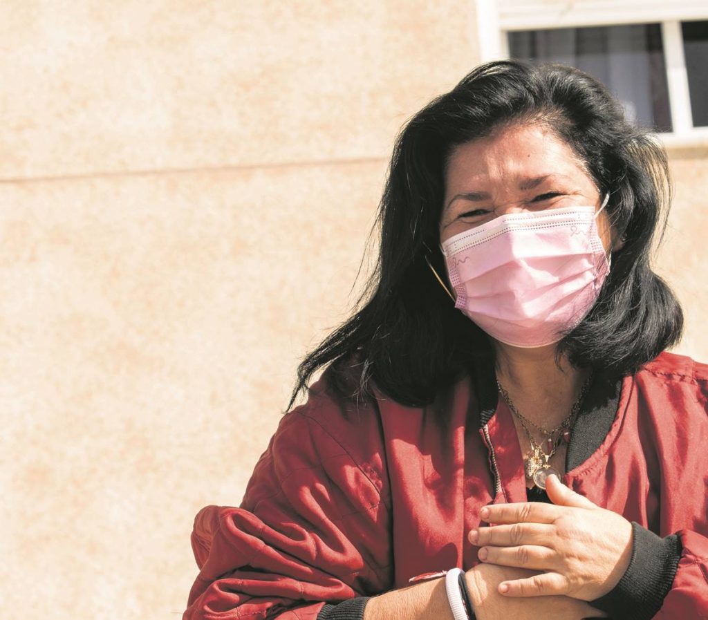 Hilda Siverio agradece las muestras de cariño frente a su casa en Radazul. El Objetivo de Abraham y Mercedes Segarra