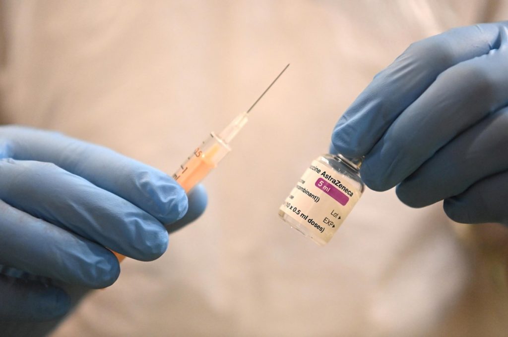 Reino Unido recomienda vacunas alternativas a AstraZeneca para menores de 30 años
